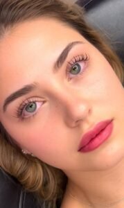 עבודה של תלמידה בקורס הרמת ריסים