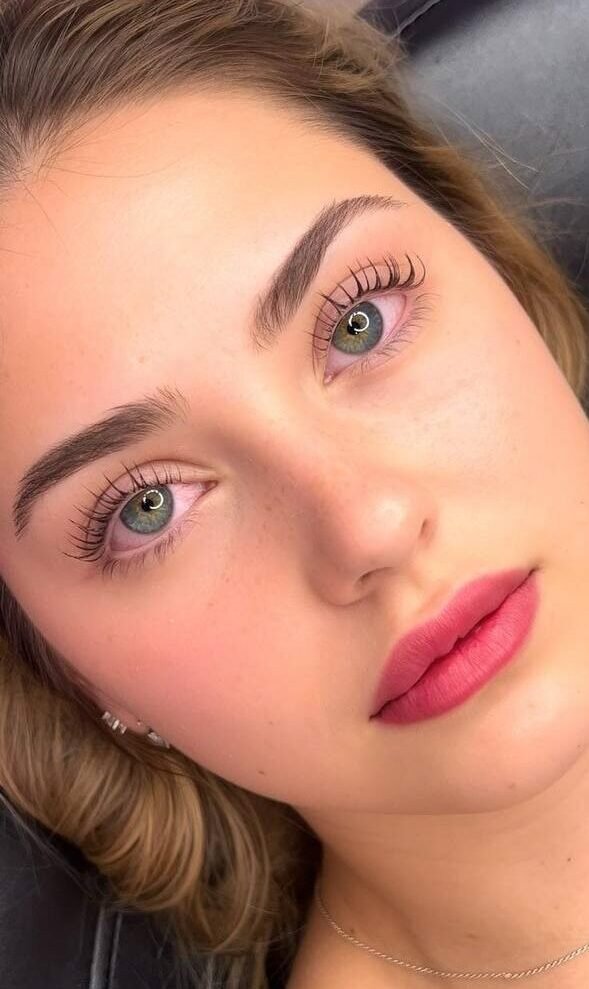 עבודה של תלמידה בקורס הרמת ריסים