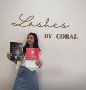 מירי המהממת סיימה בהצלחה קורס הרמת ריסים והרמת גבות בשיטה המקסימלית