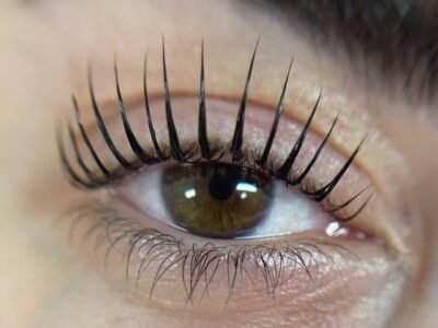 ההבדל בין הרמת ריסים להלחמת ריסים