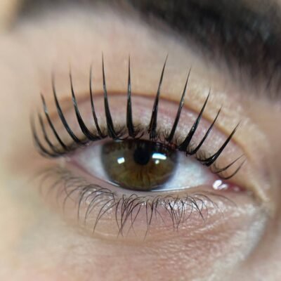 ההבדל בין הרמת ריסים להלחמת ריסים