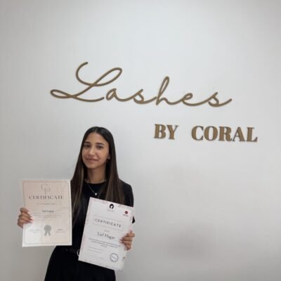 קבלת תעודה - בוגרת קורס הרמת ריסים וגבות