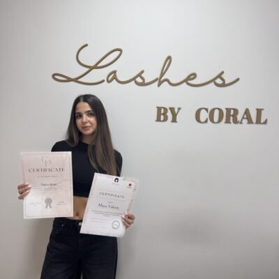 בוגרת קורס הרמת ריסים וגבות