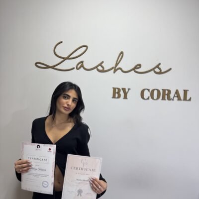 בוגרת קורס הרמת ריסים וגבות