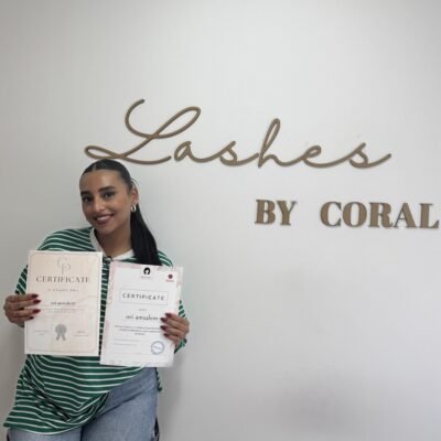 בוגרת קורס הרמת ריסים וגבות